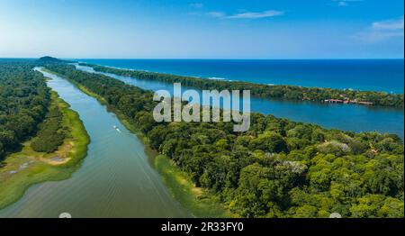 Blick aus der Vogelperspektive auf Tortuguero Village, Costa Rica Stockfoto