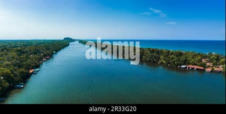 Blick aus der Vogelperspektive auf Tortuguero Village, Costa Rica Stockfoto