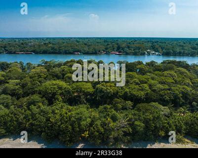 Blick aus der Vogelperspektive auf Tortuguero Village, Costa Rica Stockfoto