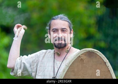 Carhaix, Frankreich - Mai 01 2023: Krieger mit seinem Speer, der eine Schlacht zwischen den Gaulish-Stämmen nachstellt. Stockfoto