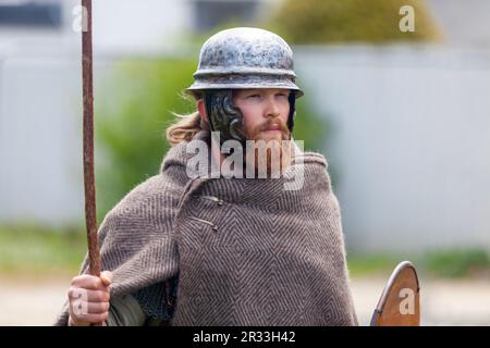 Carhaix, Frankreich - Mai 01 2023: Krieger mit Turm, Schild und Helm, der eine Schlacht zwischen den Gaulish-Stämmen nachstellt. Stockfoto