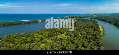 Blick aus der Vogelperspektive auf Tortuguero Village, Costa Rica Stockfoto