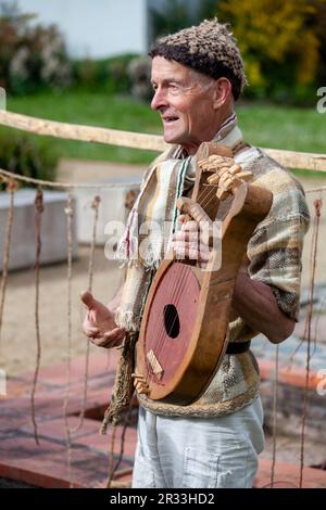 Carhaix, Frankreich - 01 2023. Mai: Gaulish hält seine Lyre.. Stockfoto