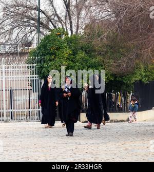 Shiraz, Iran- 31. Dezember 2022: iranische Frauen unterschiedlichen Alters in Hijabs auf der Straße. Stockfoto