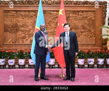 Peking, China. 22. Mai 2023. Der chinesische Staatsrat und Außenminister Qin Gang treffen sich am 22. Mai 2023 in Peking, der Hauptstadt Chinas, mit dem stellvertretenden Premierminister und Außenminister der Demokratischen Republik Kongo, Christophe Lutundula. Kredit: Yan Yan Yan/Xinhua/Alamy Live News Stockfoto