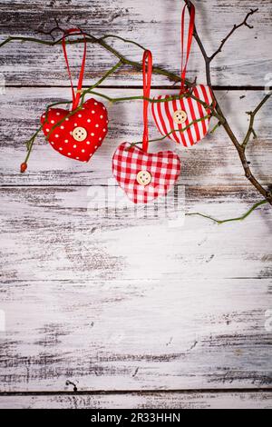 Herzen auf dem Ast Stockfoto