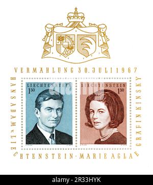 1967 Briefmarkenblatt zur Hochzeit von Prinz Hans-Adam II. Von Liechtenstein und Gräfin Marie Kinsky von Wchinitz und Tettau. Stockfoto