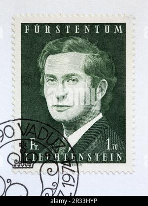 Erster Ausstellungstag der Deckungsbriefmarke mit einem Porträt von Prinz Hans-Adam II. Von Liechtenstein und einem Stornierungszeichen vom 5. Dezember 1974, Vaduz. Stockfoto