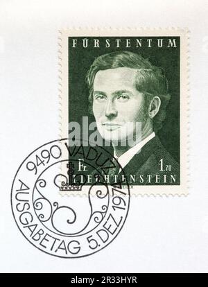 Erster Ausstellungstag der Deckungsbriefmarke mit einem Porträt von Prinz Hans-Adam II. Von Liechtenstein und einem Stornierungszeichen vom 5. Dezember 1974, Vaduz. Stockfoto