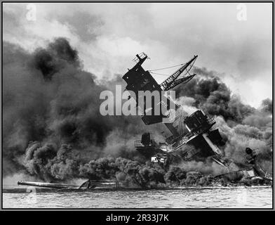 Die USS Arizona (BB-39) brennt nach dem japanischen Angriff auf Pearl Harbor am 7. Dezember 1941. Die USS Arizona ist in Pearl Harbor gesunken. Das Schiff ruht auf dem Grund des Hafens. Die Tragkonstruktion des vorderen Stativgerüsts ist nach der Explosion des vorderen Magazins zusammengebrochen. WW2 Zweiter Weltkrieg Zweiter Weltkrieg Stockfoto