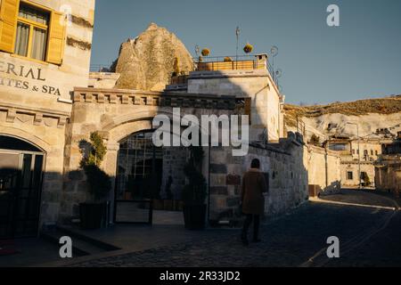 Goreme, Türkei - 2023. März Straße mit alten Häusern und Höhlenhotels in Goreme, Kappadokien, Türkei. Hochwertiges Foto Stockfoto