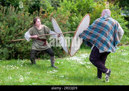 Carhaix, Frankreich - 01 2023. Mai: Zwei Krieger, die eine Schlacht zwischen den Gaulish-Stämmen nachspielen. Stockfoto