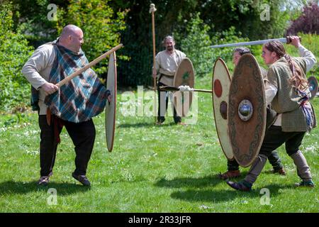 Carhaix, Frankreich - Mai 01 2023: Eine Gruppe von Menschen, die eine Schlacht zwischen den Gaulish-Stämmen nachspielen. Stockfoto