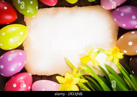 Ostereier und Karte Stockfoto