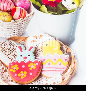 Osterkekse und dekorative Eier Stockfoto