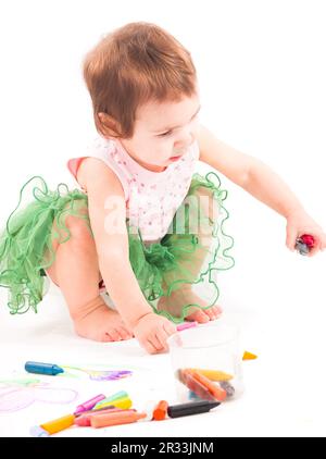 Kleinkind Mädchen Farben auf dem Papier Stockfoto