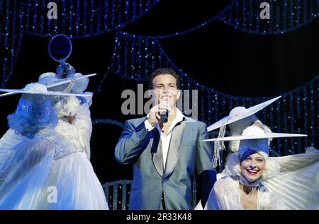 Zentrum: Lee Latchford Evans (Teen Angel) in GREASE at the Victoria Palace Theatre, London SW1 02/10/2002 Buch, Musik & Texte: Jim Jacobs & Warren Casey Set Design: Terry Parsons Kostüme: Andreane Neofitou Beleuchtung: Mark Henderson Choreographie: Arlene Phillips Regisseur: David Gilmore Stockfoto