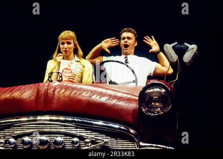 Debbie Gibson (Sandy Dumbrowski), Craig McLachlan (Danny Zuko) in GREASE at the Dominion Theatre, London W1 15/07/1993 Buch, Musik & Texte: Jim Jacobs & Warren Casey Set Design: Terry Parsons Kostüme: Andreane Neofitou Beleuchtung: Mark Henderson Choreographie: Arlene Phillips Regisseur: David Gilmore Stockfoto