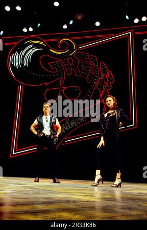 Craig McLachlan (Danny Zuko), Debbie Gibson (Sandy Dumbrowski) in GREASE at the Dominion Theatre, London W1 15/07/1993 Buch, Musik & Texte: Jim Jacobs & Warren Casey Set Design: Terry Parsons Kostüme: Andreane Neofitou Beleuchtung: Mark Henderson Choreographie: Arlene Phillips Regisseur: David Gilmore Stockfoto