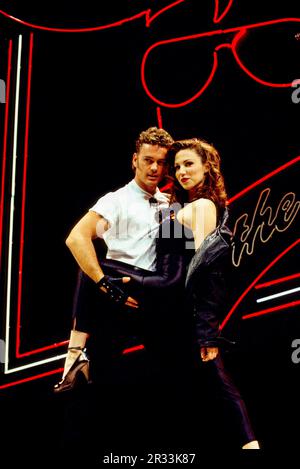 Craig McLachlan (Danny Zuko), Debbie Gibson (Sandy Dumbrowski) in GREASE at the Dominion Theatre, London W1 15/07/1993 Buch, Musik & Texte: Jim Jacobs & Warren Casey Set Design: Terry Parsons Kostüme: Andreane Neofitou Beleuchtung: Mark Henderson Choreographie: Arlene Phillips Regisseur: David Gilmore Stockfoto