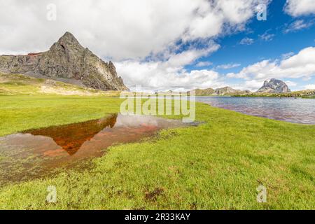 Blick auf Pic du Midi d'Ossau und den Anayet-Gipfel von den Seen Anayet (Ibones de Anayet), Tena Valley, Huesca, Spanien Stockfoto