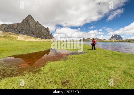 Blick auf Pic du Midi d'Ossau und den Anayet-Gipfel von den Seen Anayet (Ibones de Anayet), Tena Valley, Huesca, Spanien Stockfoto