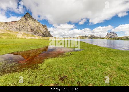 Blick auf Pic du Midi d'Ossau und den Anayet-Gipfel von den Seen Anayet (Ibones de Anayet), Tena Valley, Huesca, Spanien Stockfoto