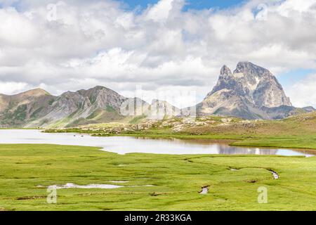Blick auf den Pic du Midi d'Ossau in der Nähe des Sees Espelunziecha, Formigal, Tena-Tal, Huesca, Spanien Stockfoto