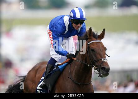 Aktenfoto von 03-06-2022 von Hukum, geritten von Jim Crowley. Owen Burrows wird am Donnerstag auf dem Golfplatz in Sandown spazieren gehen, bevor er entscheidet, ob Hukum in den Wetteinsätzen von Racehorse Lotto Brigadier Gerard spielen darf oder nicht. Ausgabedatum: Montag, 22. Mai 2023. Stockfoto