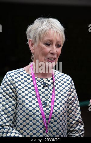 Chelsea, London, Großbritannien. 22. Mai 2023. Gartenexperte und BBC-Fernsehmoderatorin Carol Klein beim RHS Chelsea Flower Show Press Day. Kredit: Maureen McLean/Alamy Live News Stockfoto