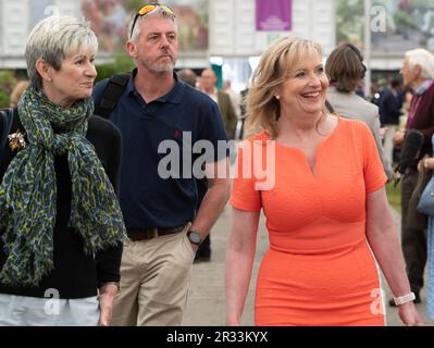 Chelsea, London, Großbritannien. 22. Mai 2023. BBC Weather Presenter und TV-Persönlichkeit Carol Kirkwood (R) beim RHS Chelsea Flower Show Press Day mit ihrem Verlobten Steve Randall. Kredit: Maureen McLean/Alamy Live News Stockfoto