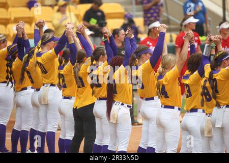 Baton Rouge, LA, USA. 21. Mai 2023. Das LSU Softball-Team jubelt nach der Nationalhymne vor der NCAA Regional Softball-Action zwischen der University of Louisiana in Lafayette Ragin' Cajuns und den LSU Tigers im Tiger Park in Baton Rouge, LA. Jonathan Mailhes/CSM/Alamy Live News Stockfoto