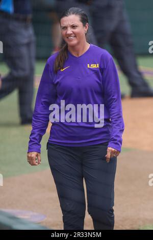 Baton Rouge, LA, USA. 21. Mai 2023. LSU-Cheftrainer Beth Torina geht während der NCAA Regional Softball-Action zwischen der University of Louisiana in Lafayette Ragin' Cajuns und den LSU Tigers im Tiger Park in Baton Rouge, LA, zum Dugout. Jonathan Mailhes/CSM/Alamy Live News Stockfoto