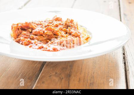 Fertiggericht mit Pasta-Tomaten-Schweinesoße Stockfoto