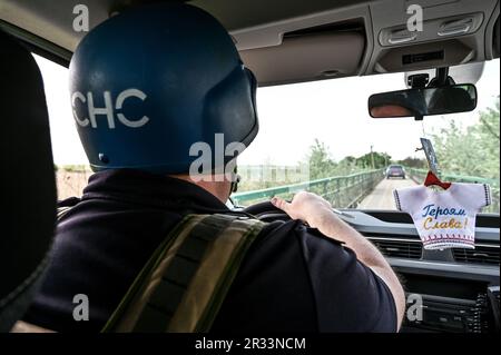 Nicht exklusiv: REGION ZAPORIZHZHIA, UKRAINE - 18. MAI 2023 - Ein Retter, der einen Firmenwagen fährt, Hulyaipole, Region Zaporizhzhia, Südostukraine. Stockfoto