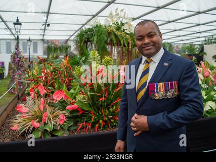 Chelsea, London, Großbritannien. 22. Mai 2023. Victoria Cross Holder, Johnson Beharry, VC, COG bei der RHS Chelsea Flower Show am Grenadian Flower Stand. Kredit: Maureen McLean/Alamy Live News Stockfoto