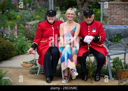 Chelsea, London, Großbritannien. 22. Mai 2023. Radio DJ Jo Whiley mit zwei Chelsea Pensioners am RHS Chelsea Flower Show Press Day. Kredit: Maureen McLean/Alamy Live News Stockfoto