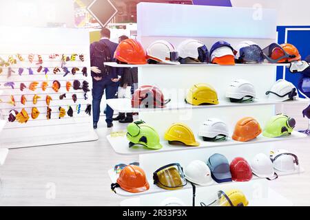Schutzhelme und Handschuhe für Bauarbeiter und Arbeiter Stockfoto
