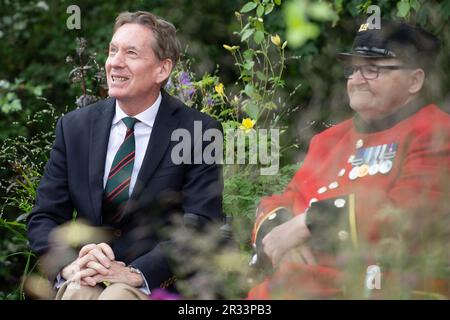 Chelsea, London, Großbritannien. 22. Mai 2023. BBC-Sicherheitskorrespondent Frank Gardner am RHS Chelsea Flower Show Press Day. Kredit: Maureen McLean/Alamy Live News Stockfoto