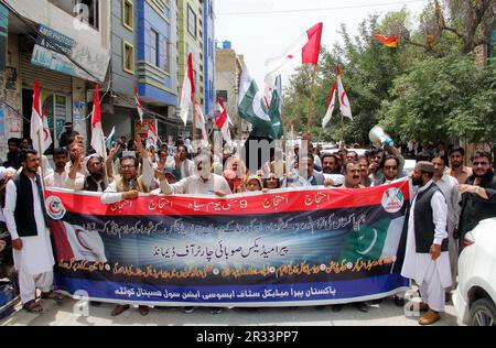 Mitglieder der pakistanischen Vereinigung für paramedizinische Mitarbeiter halten am Montag, den 22. Mai 2023, eine Protestdemonstration ab, um ihre Solidarität mit den pakistanischen Streitkräften zum Ausdruck zu bringen. Stockfoto