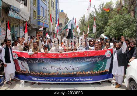 Mitglieder der pakistanischen Vereinigung für paramedizinische Mitarbeiter halten am Montag, den 22. Mai 2023, eine Protestdemonstration ab, um ihre Solidarität mit den pakistanischen Streitkräften zum Ausdruck zu bringen. Stockfoto