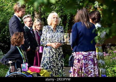 Queen Camilla blickt auf Horatio's Garden während eines Besuchs der RHS Chelsea Flower, im Royal Hospital Chelsea, London. Foto: Montag, 22. Mai 2023. Stockfoto