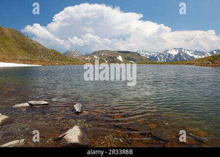 Bergsee nach Schneeschmelze, Südtirol, Italien Stockfoto