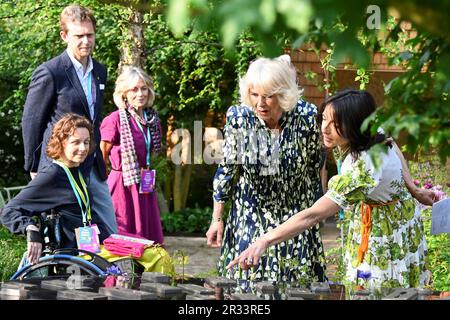 Königin Camilla (zweite rechts) blickt auf Horatio's Garden während eines Besuchs der RHS Chelsea Flower, im Royal Hospital Chelsea, London. Foto: Montag, 22. Mai 2023. Stockfoto