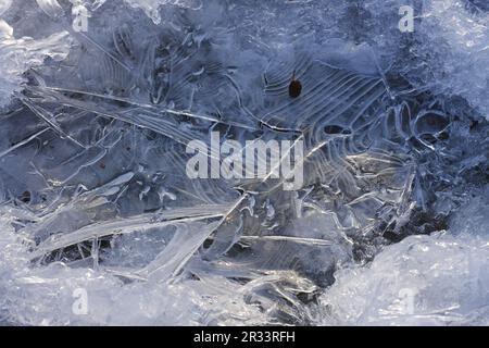 Eiskristalle und -Formen, Brandenberger Ache, Tirol Stockfoto