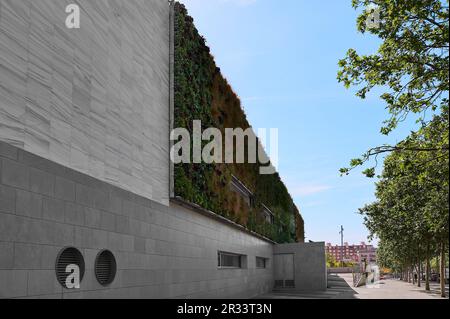 Eine Fusion aus Architektur und Natur: Ein Gebäude mit einem üppigen vertikalen Garten, das eine grüne Oase im Herzen der Stadt schafft Stockfoto