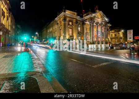 newcastle in der Nacht lange belichtete Straßenszene mit nassen Straßen Stockfoto