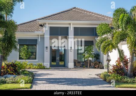 Außenansicht eines neu gebauten, modernen Luxushauses in einem Vorstadtviertel. Stockfoto