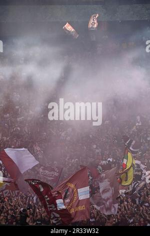 Rom, Italien. 01. Januar 2020. Fans von Salernitana jubeln beim Fußballspiel der Serie A zwischen AS Roma und US Salernitana 919 im Olimpico-Stadion in Rom (Italien) am 22. Mai 2023 an. Kredit: Insidefoto di andrea staccioli/Alamy Live News Stockfoto