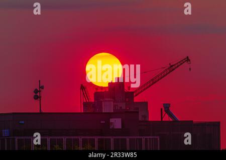 Blick auf Lower Manhattan von einem Fenster in Williamsburg, Brooklyn. Stockfoto